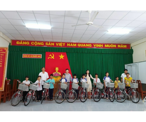 Công ty CP NOTE Việt Nam trao tặng 10 chiếc xe đạp cho học sinh khó khăn xã Phước Hảo